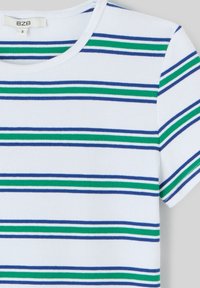 T-shirt rayé en blanc avec des rayures horizontales dans des teintes de bleu et de vert. Présente une texture côtelée et un col rond. Taille S.