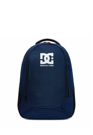 Mørkeblå DC Shoes rygsæk med hvidt logo, frontlynlåslomme, netlommer i siderne og top-håndtag på hvid baggrund.