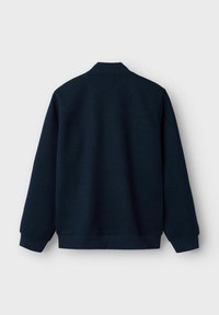 Sweatshirt bleu marine avec un col montant, des poignets et un ourlet côtelés. Le tissu a une texture lisse, avec une couleur unie et sans motifs visibles.
