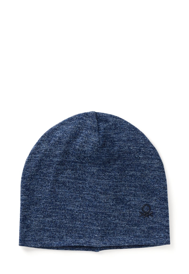 Gorro de punto en tela azul oscuro jaspeada, con una parte superior redondeada y un sutil acento de logo en el costado. Textura suave.