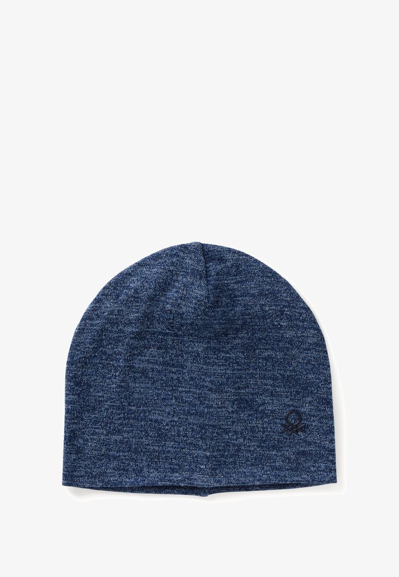 Gorro de punto en tela azul oscuro jaspeada, con una parte superior redondeada y un sutil acento de logo en el costado. Textura suave.