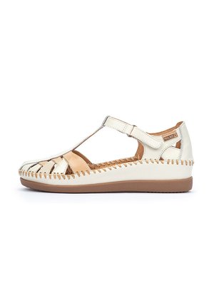 Sandalia de cuero blanca con acentos beige, diseño de punta abierta y tira en T. Presenta un detalle de costura a lo largo de la suela y una correa ajustable.