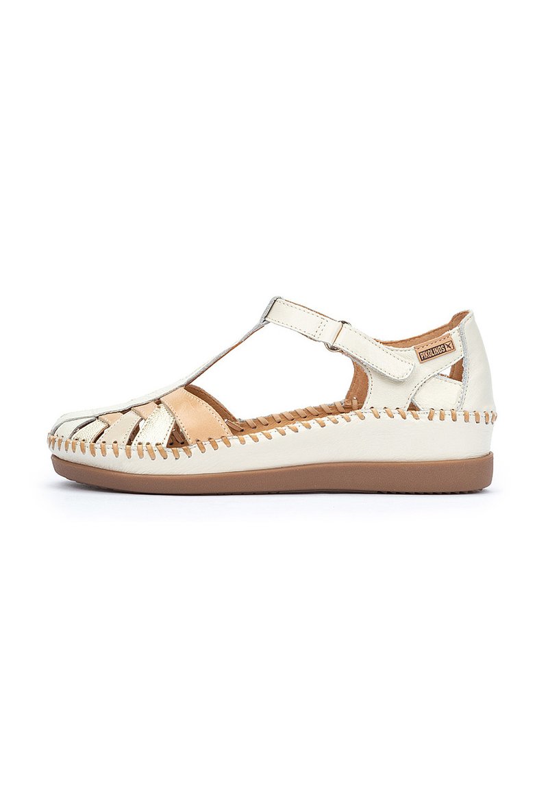 Sandalia de cuero blanca con acentos beige, diseño de punta abierta y tira en T. Presenta un detalle de costura a lo largo de la suela y una correa ajustable.