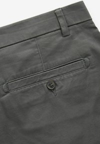 Pantalones de algodón grises con un bolsillo trasero y un cierre de botón único. Presentan costuras planas y una textura suave.