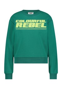 Maglione verde con colletto rotondo, polsini e orlo a costine, con il testo audace "COLOURFUL REBEL" in giallo e tre righe orizzontali sotto il testo.