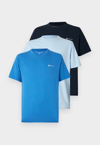 Τρία T-shirt τοποθετημένα σε στοίβα: σκούρο ναυτικό μπλε, ανοιχτό γαλάζιο και τυρκουάζ. Βαμβακερό ύφασμα, κοντά μανίκια, στρογγυλή λαιμόκοψη, με μικρό λογότυπο στο στήθος.