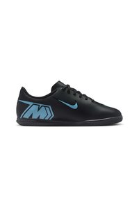 Scarpe sportive nere con tomaia in sintetico liscio, dettagli blu, un logo M rinforzante sul lato e suola in gomma testurizzata.