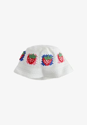 Pălărie de tip bucket albă din croșetat cu petice pătrate colorate, având căpșuni roșii și frunze verzi.
