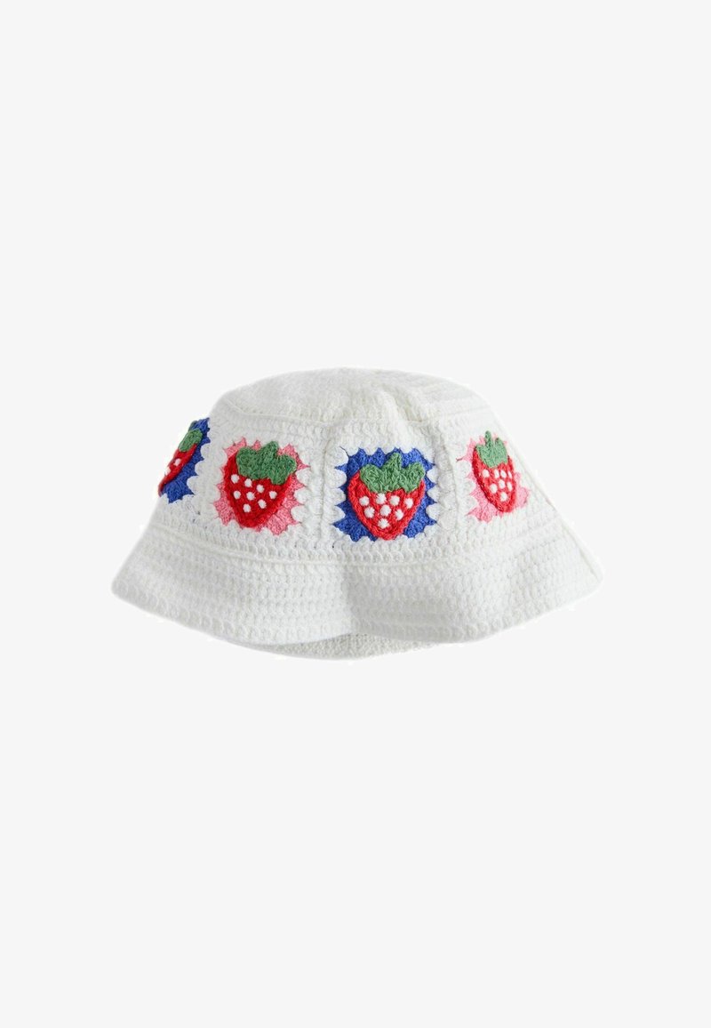 Biały szydełkowy kapelusz typu bucket z kolorowymi kwadratowymi naszywkami przedstawiającymi czerwone truskawki i zielone liście.