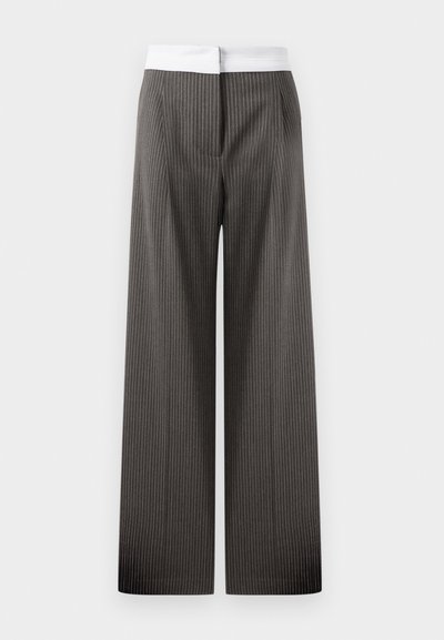 Široke hlače v temno sivi barvi z navpičnimi črtami. Pas je bel in elastičen, kar ustvarja kontrastni detajl.