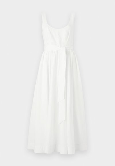 Weißes ärmelloses Kleid mit einem enganliegenden Oberteil und einem fließenden, knielangen Rock. Verfügt über einen gebundenen Taillengürtel und eine glatte Baumwolltextur.