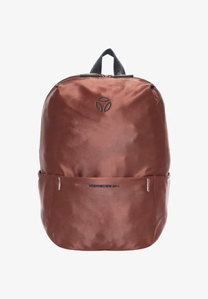 Sac à dos marron à texture lisse avec une poche avant, un logo noir près du centre supérieur et une poignée en tissu noir sur fond blanc.