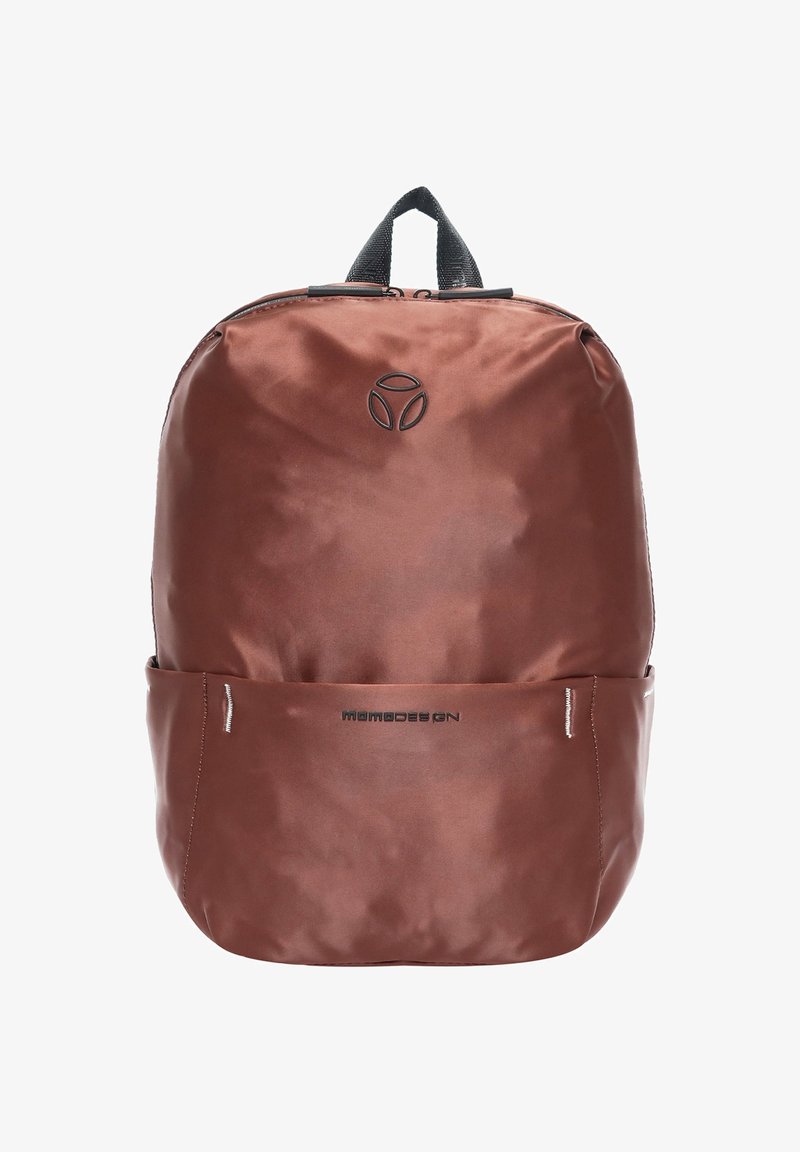 Sac à dos marron à texture lisse avec une poche avant, un logo noir près du centre supérieur et une poignée en tissu noir sur fond blanc.