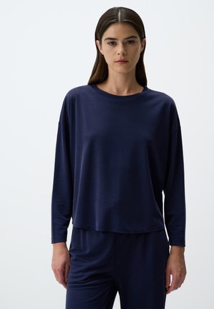 Top a maniche lunghe navy realizzato in tessuto morbido, con una vestibilità comoda e scollatura rotonda. Cuciture visibili senza motivi o dettagli.