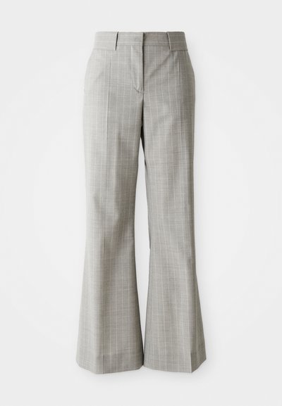 Pantalon sur mesure à rayures fines gris clair avec plis à l'avant et passants de ceinture, présentant une coupe droite légèrement évasée.