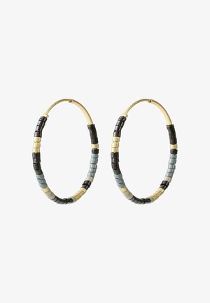 Orecchini a cerchio color oro con un design perlinato con accenti neri, grigi e dorati, perline cilindriche disposte a formare un motivo.