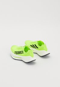 Adidas Terrex tenisice u svijetlo neonskoj zelenoj boji s crnim naglascima, s laganim mrežastim gornjištem, zatvaranjem na vezivanje i podstavljenim potplatom.