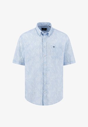 Hellblaues Kurzarm-Hemd mit feinem weißen Blattmuster, Button-Down-Kragen und Brusttasche mit kleinem dunklem Logo.