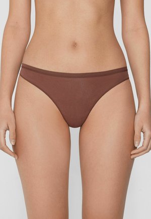 Braune Baumwoll-Bikini-Slips mit niedrigem Bund, dünnem Taillenbund und Seitenträgern, glatter Textur und minimalen Nahtdetails.