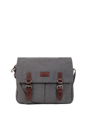 Sac messager en toile grise avec des sangles à boucle en cuir marron et une bandoulière réglable sur fond blanc.