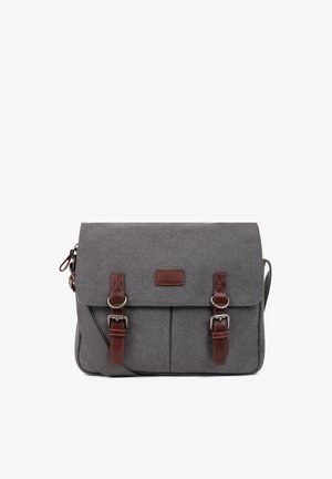 Sac messager en toile grise avec des sangles à boucle en cuir marron et une bandoulière réglable sur fond blanc.