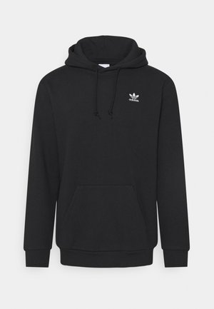 Zwarte Adidas hoodie met voorzak, capuchon met trekkoord, geribde manchetten en klein wit Adidas trefoil-logo op de linkerborst.