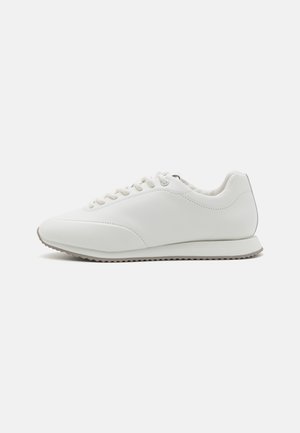 RUNNER LACE UP - Matalavartiset tennarit - bright white