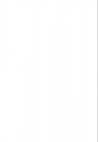 Dos personas de pie en una pendiente nevada conectando una cuerda floja entre árboles en un bosque denso y nevado.