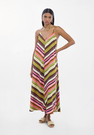 Vestido largo de rayas con líneas horizontales coloridas en verde, rosa, marrón y naranja. Material de satén, diseño de escote en v, tirantes ajustables.