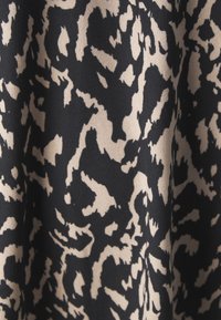 Svart stoff med et beige og mørkebrunt abstrakt mønster. Teksturen ser glatt ut, og viser et stilfullt, flytende design.