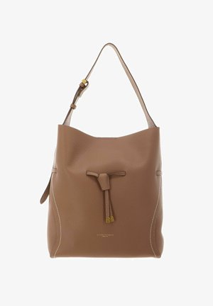 Sac seau en cuir marron avec bandoulière réglable, lien en cuir à l'avant avec accents dorés, et texte de marque discret près de la base.