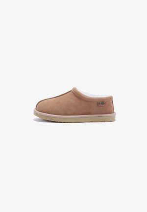 Mocassin en suède beige avec une douce doublure blanche, semelle plate beige et des coutures le long du bord supérieur. Design simple à l'arrière fermé.