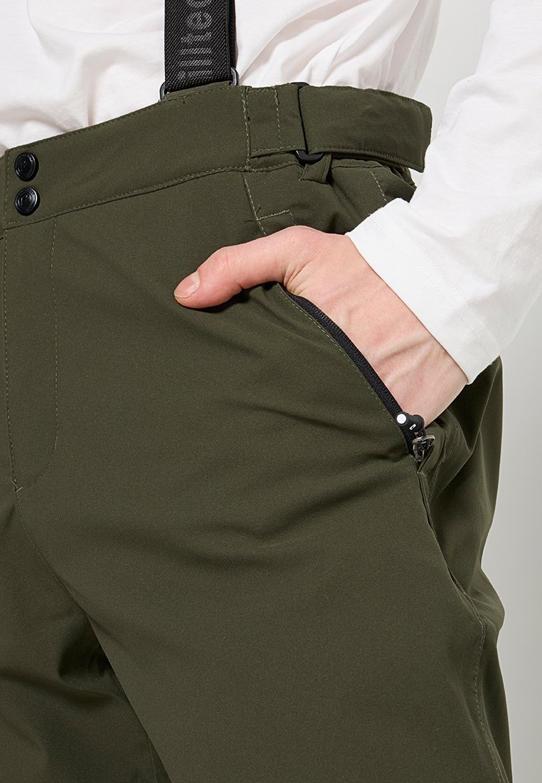 Dunkelgrüne Hose mit einem Reißverschlussfach und schwarzen Trägern, aus einem glatten, strapazierfähigen Stoff gefertigt. Vorderknöpfe sorgen für Detail.