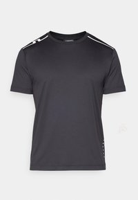 Svart atletisk t-shirt med korta ärmar, tillverkad av slät tyg. Har vita axelaccenter och logotyp på sidan, rundad halsringning.