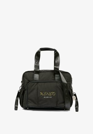 Czarna pikowana torba z podwójnymi uchwytami i regulowanym paskiem na ramię. Na froncie złote haftowane napisy "KENZO PARIS". Teksturowana tkanina.