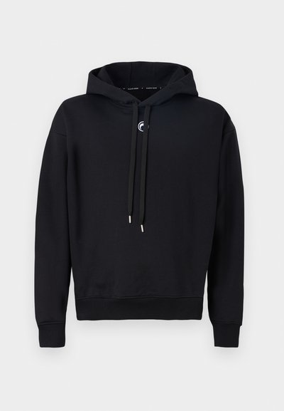 Sudadera negra con capucha, cordones y puños acanalados. La tela de algodón suave presenta un pequeño logo blanco en el pecho.