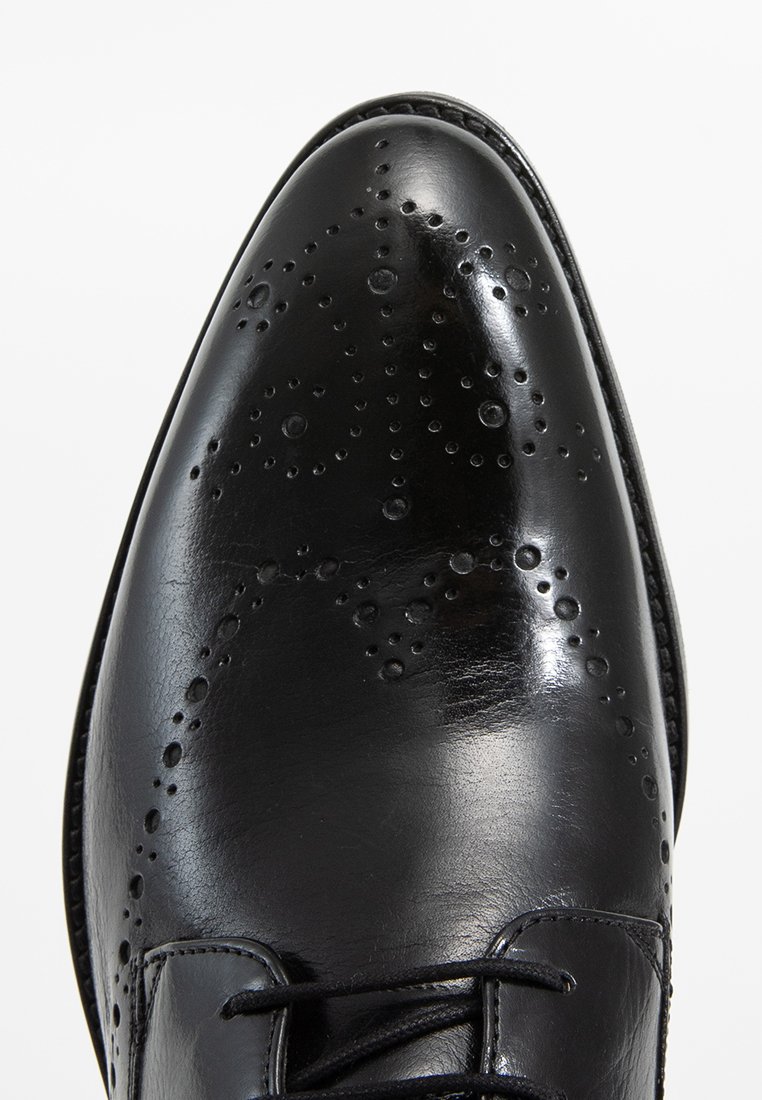 Schwarze Lederschuhe mit glanzvoller Oberfläche, ausgestattet mit durchbrochenen Mustern und einer abgerundeten Spitze, mit einem eleganten Schnürdesign.