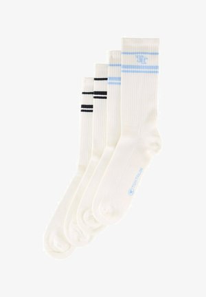 Cuatro pares de calcetines de algodón blanco presentan una textura acanalada. Dos tienen rayas negras, uno con rayas azul claro y el logo de la marca en azul.