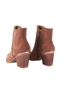 Stivaletti in suede marrone con tacco a blocco e zip laterale, caratterizzati da dettagli di cucitura verticale e punta liscia e arrotondata.