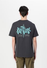 Dunkelgraues Baumwoll-T-Shirt mit großen türkisfarbenen Grafiken auf dem Rücken, darunter "Rip Curl" und ein Surfbrettdesign.
