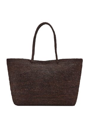 Bolso tote grande tejido de color marrón oscuro con dos asas largas y patrones horizontales texturizados en el cuerpo, sobre fondo blanco.