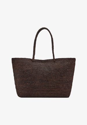 Bolso tote grande tejido de color marrón oscuro con dos asas largas y patrones horizontales texturizados en el cuerpo, sobre fondo blanco.