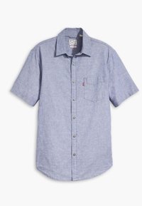 Koszula z krótkim rękawem w jasnoniebieskim kolorze, zapinana na guziki, wykonana z fakturowanej tkaniny, z kieszenią na piersi i małym czerwonym logo.