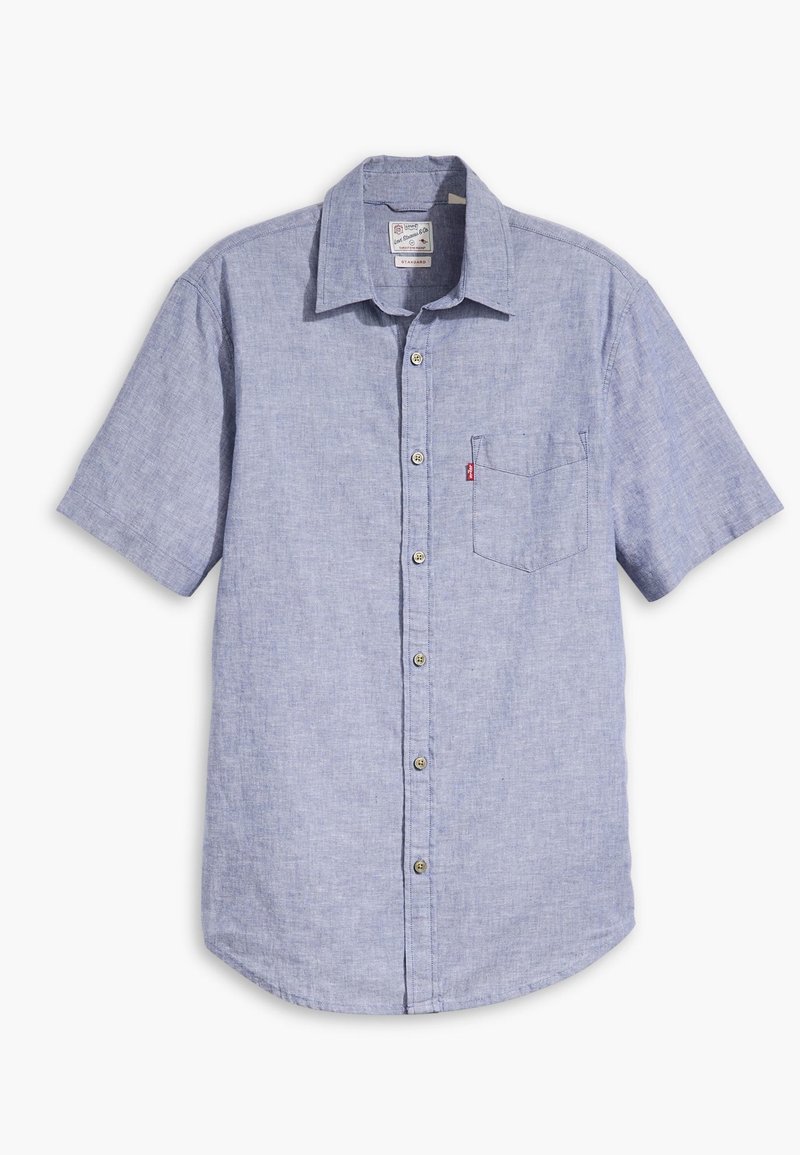 Koszula z krótkim rękawem w jasnoniebieskim kolorze, zapinana na guziki, wykonana z fakturowanej tkaniny, z kieszenią na piersi i małym czerwonym logo.