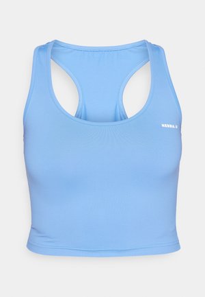 Hellblaues sportliches Croptop aus dehnbarem Stoff. Verfügt über weit ausgeschnittene Armausschnitte, ein Racerback-Design und ein kleines weißes Logo an der Seite.
