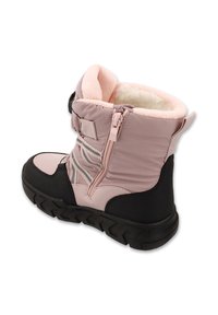 Różowe i czarne buty zimowe z miękkim futerkiem, solidną gumową podeszwą, zapięciem na zamek oraz dekoracyjnymi paskami po bokach.
