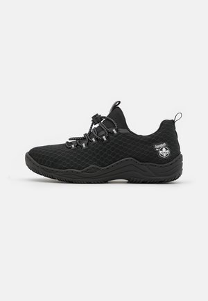 Czarny przewiewny sneaker z siateczki z regulowanymi sznurowadłami z zatrzaskiem i gumową podeszwą, boczną łatką z logo oraz pętelką na pięcie dla łatwego zakładania.