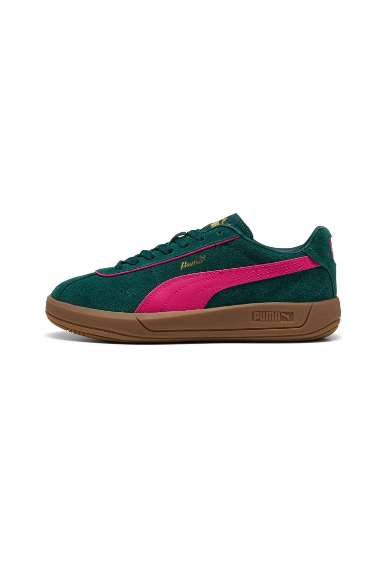 Grüne Wildledersneaker mit pinken Akzenten und goldenem Logo. Sie verfügen über eine flache braune Gummisohle, eine Schnürung vorne und einen gepolsterten Kragen für zusätzlichen Komfort.