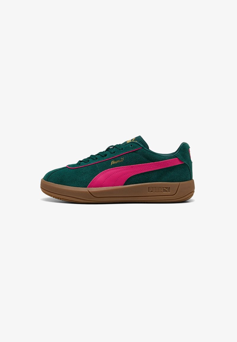 Grüne Wildledersneaker mit pinken Akzenten und goldenem Logo. Sie verfügen über eine flache braune Gummisohle, eine Schnürung vorne und einen gepolsterten Kragen für zusätzlichen Komfort.