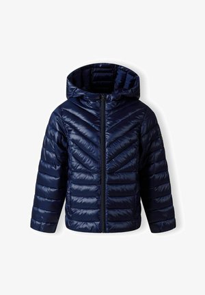 Chaqueta acolchada azul marino con capucha, que cuenta con un cierre de cremallera en la parte frontal y un diseño de acolchado en forma de chevrón, fabricada con un material sintético brillante y suave.